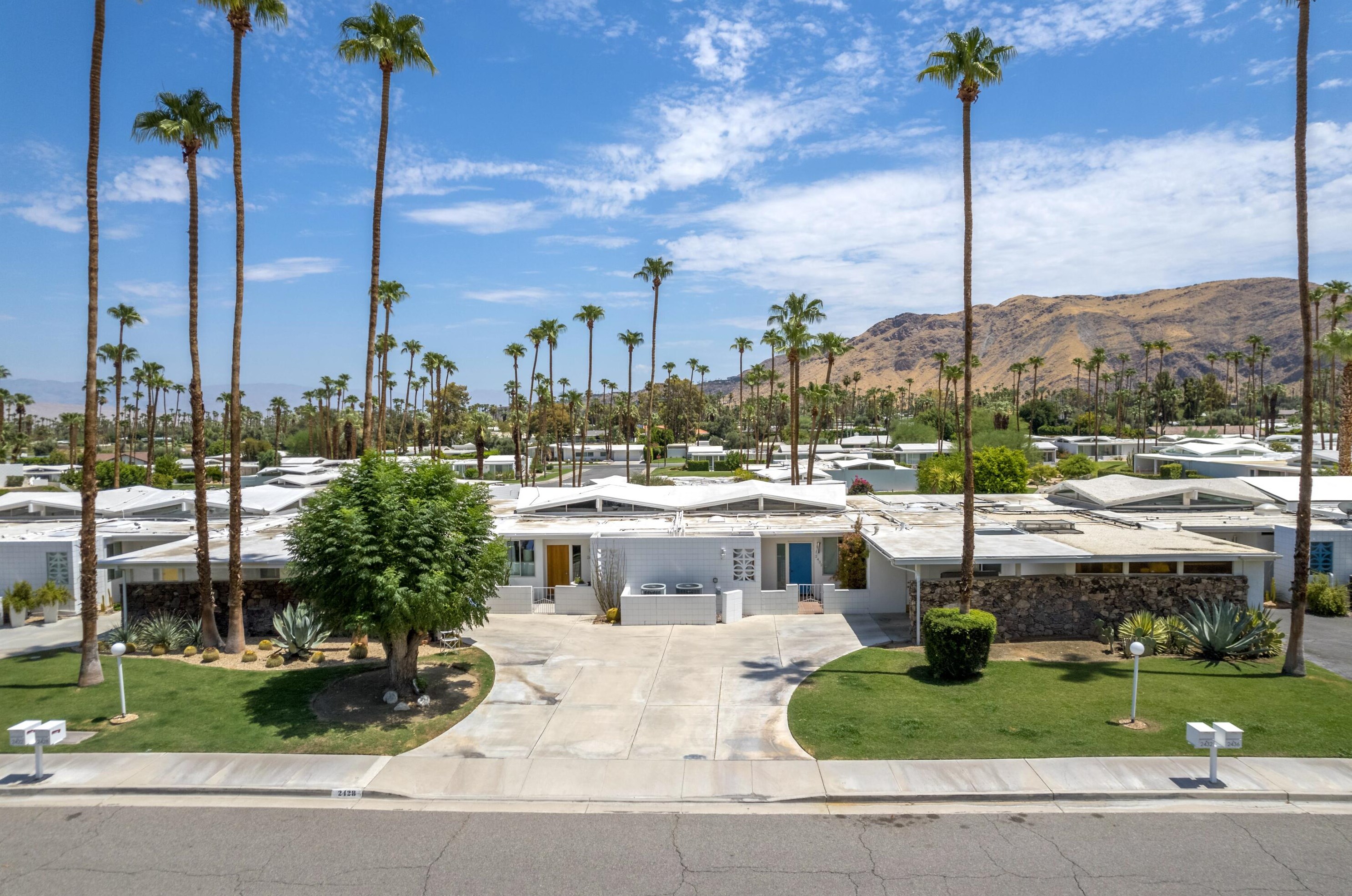 2432 Sierra Madre, Palm Springs, CA 92264-0440