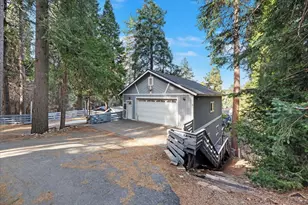 810 Oakmont Ln, Lake Arrowhead, CA 92352 - Photo 2