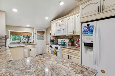 1557 Edge Cliff, Lake Arrowhead, CA 92352 - Photo 14