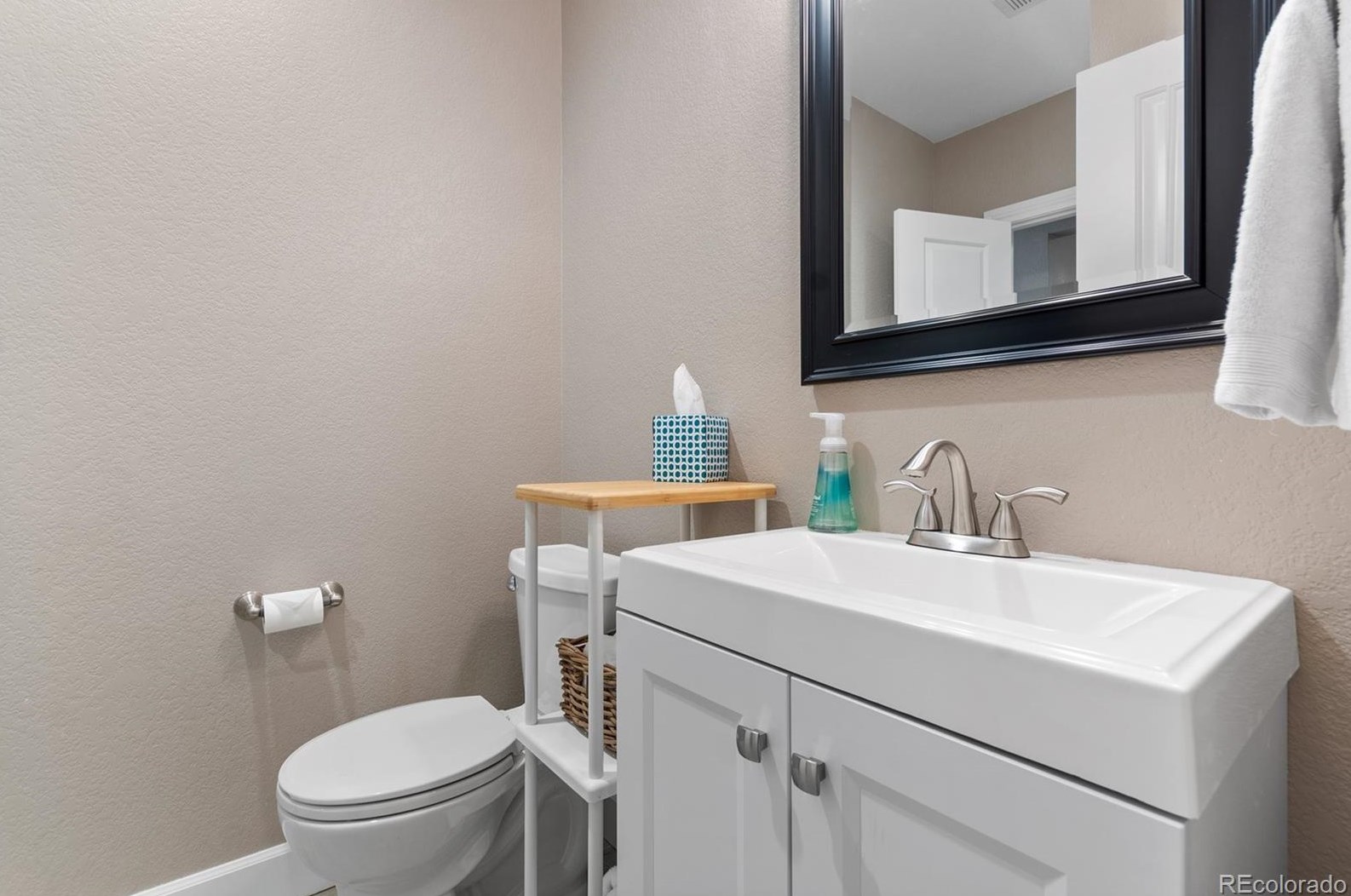 6220 Marion Way, Littleton CO 80121-2619 exterior