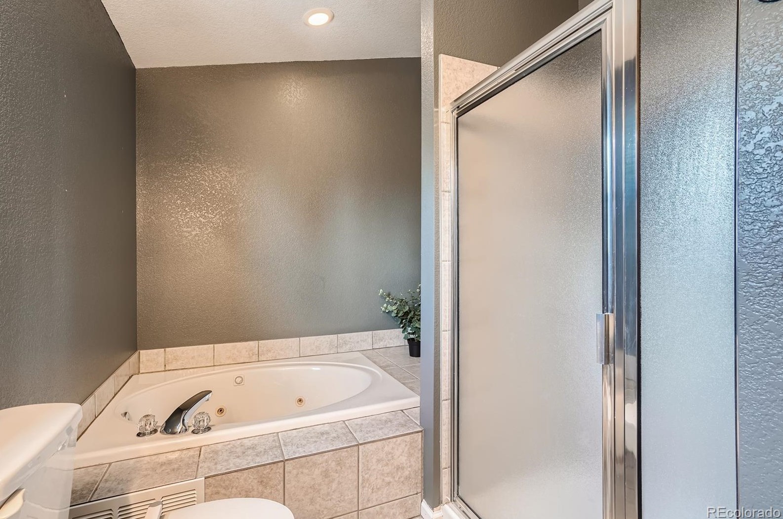 902 Karlann Dr, Arvada CO  80422-4067 exterior