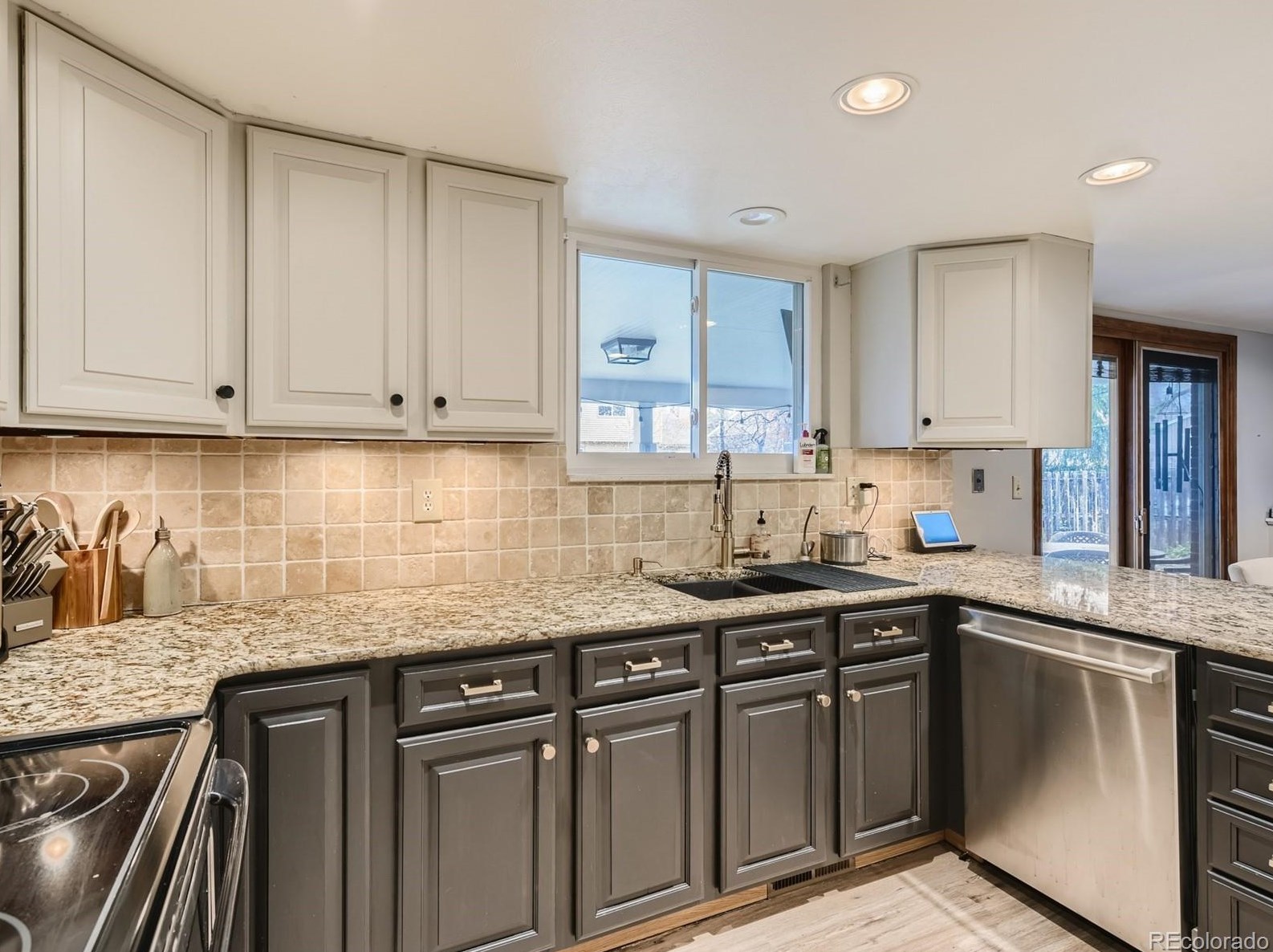 8916 Geddes Pl, Littleton CO  80128-4109 exterior