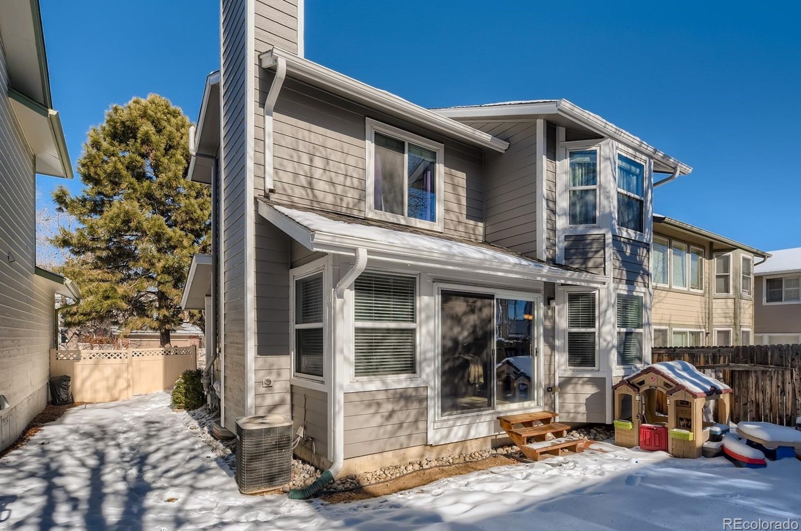 2122 Phillips Ln, Littleton CO 80122-3239 exterior