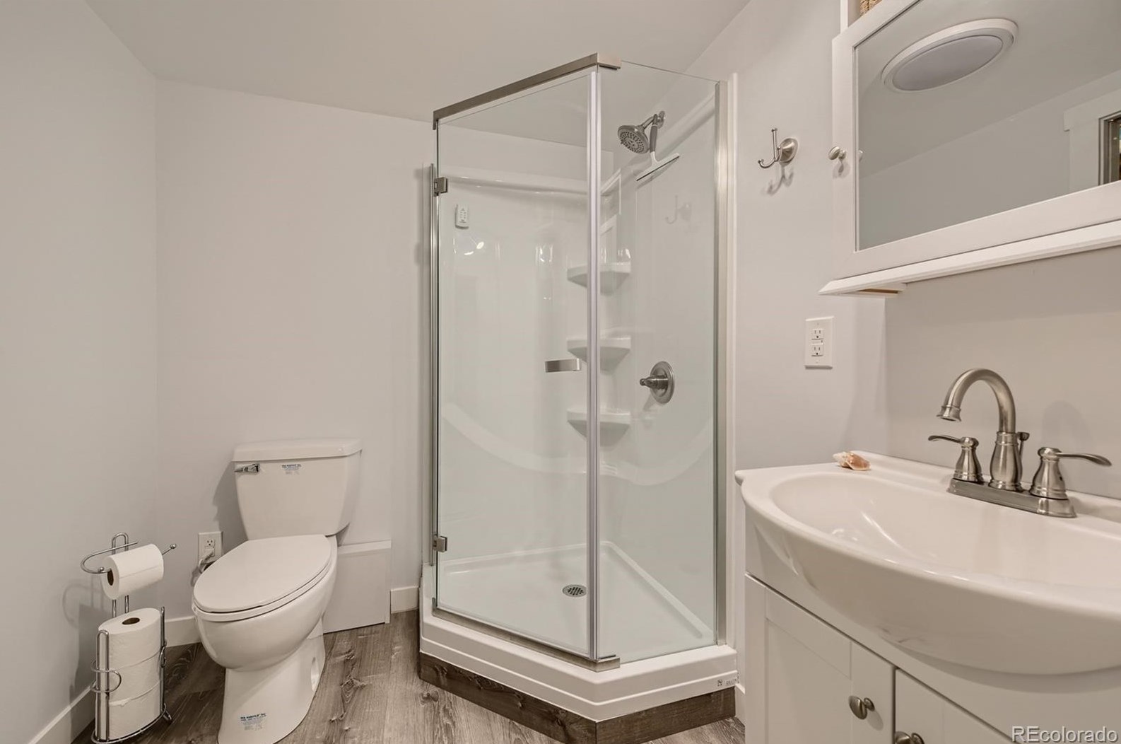 2122 Phillips Ln, Littleton CO 80122-3239 exterior