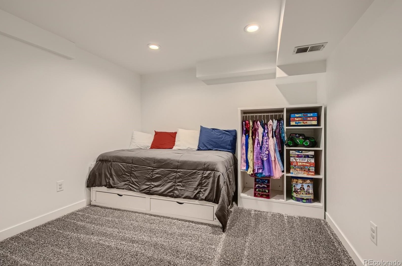 2122 Phillips Ln, Littleton CO 80122-3239 exterior