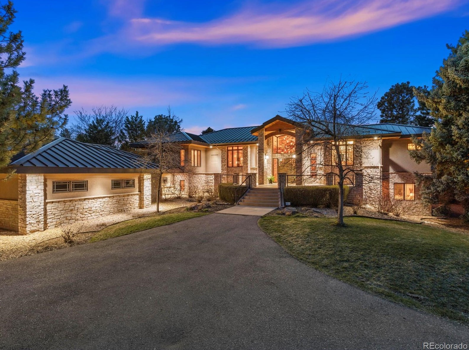 680 Front Range Rd, Littleton, CO 80120-4052