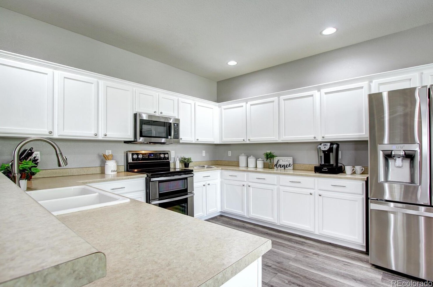 10557 Jaguar Dr, Littleton CO  80124-5200 exterior