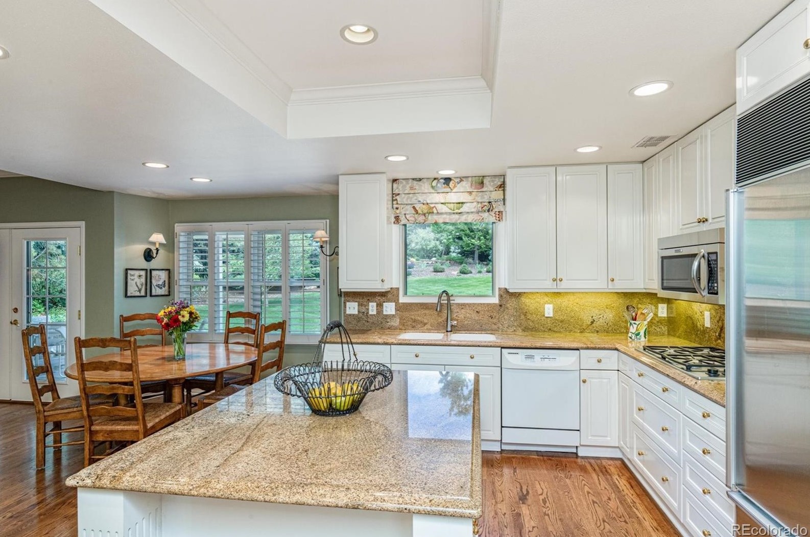 5698 Green Oaks Dr, Littleton CO 80121-1327 exterior