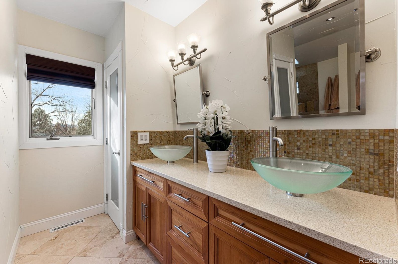 1498 Green Oaks Dr, Littleton CO 80121-1327 exterior