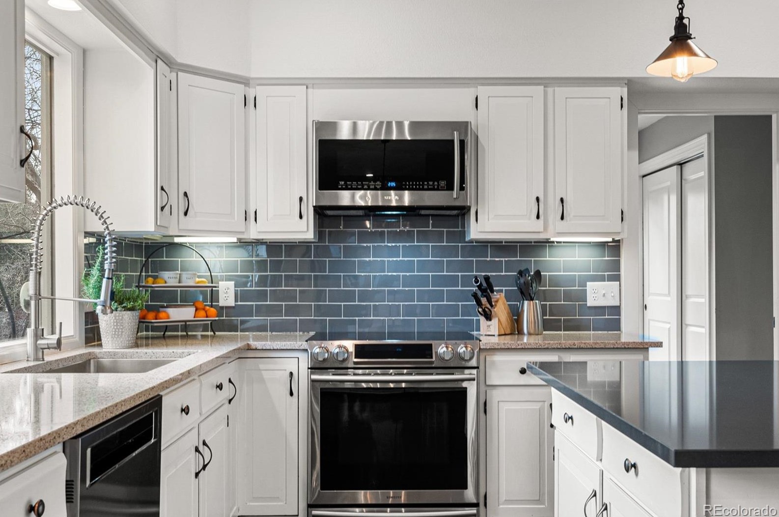 1498 Green Oaks Dr, Littleton CO 80121-1327 exterior