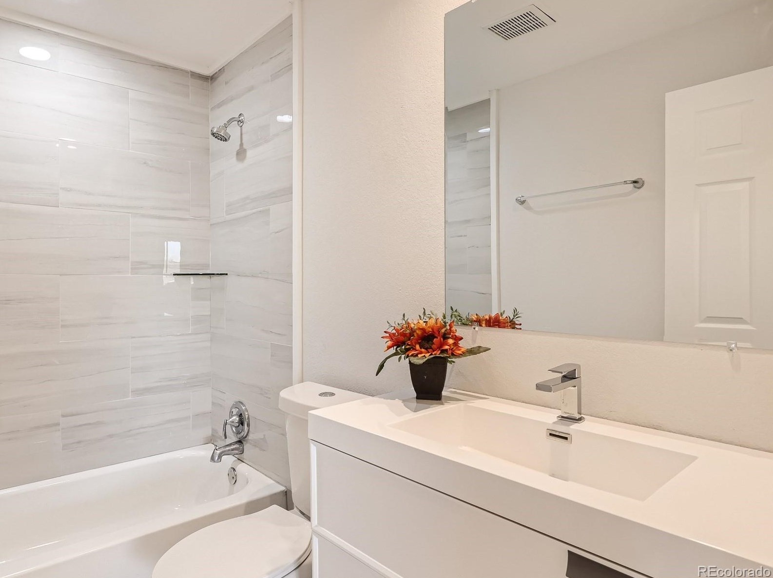 5902 Chestnut Ave, Littleton CO  80128-6045 exterior