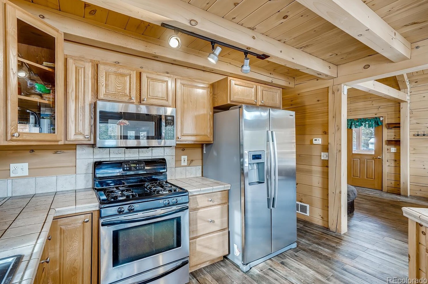 1275 Ldg Pole Dr, Arvada CO  80422-8995 exterior