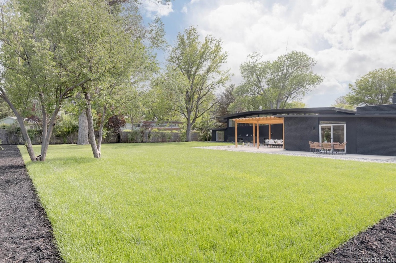 6052 Aberdeen St, Littleton CO  80120-2707 exterior