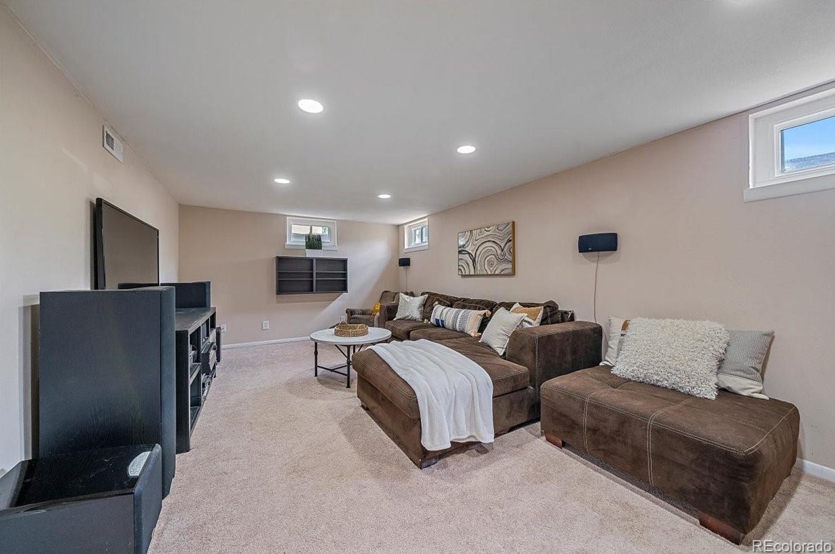 3347 Aksarben Ave, Littleton CO 80123-2901 exterior