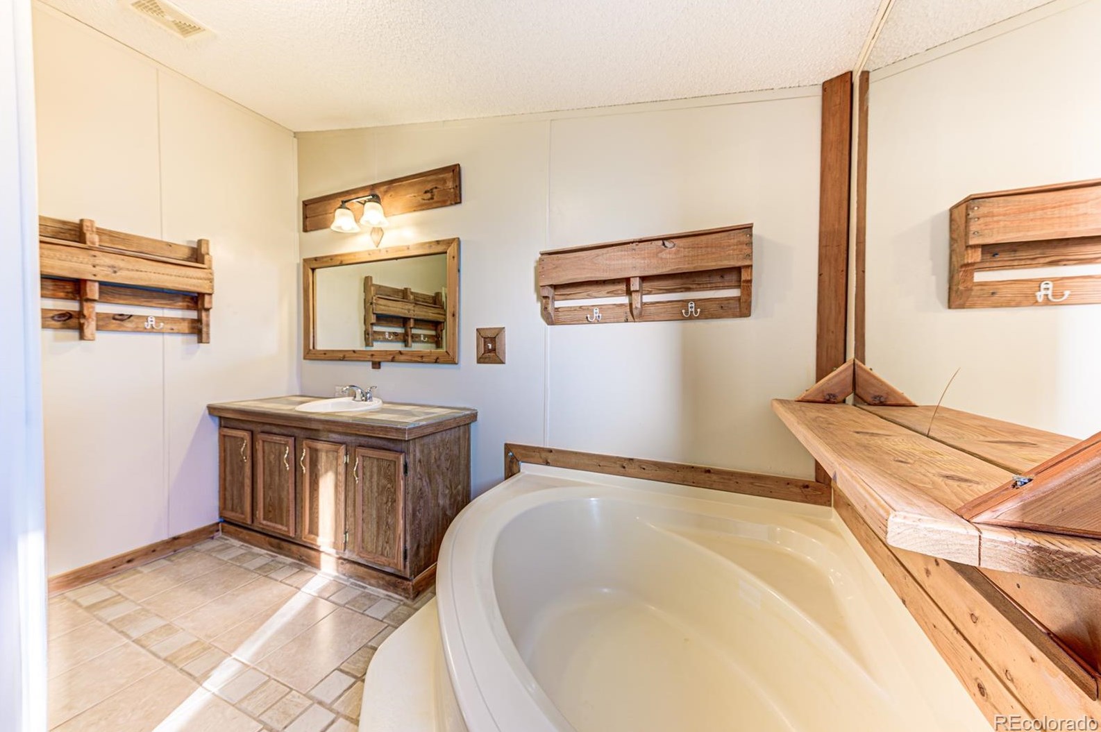 570 1st St, Bennett CO 80102-8604 exterior