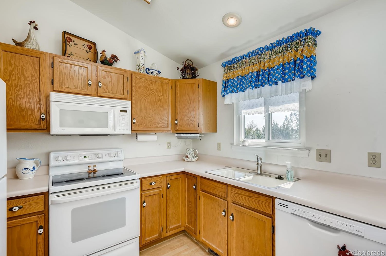 6425 Wright St, Littleton CO 80127-4800 exterior