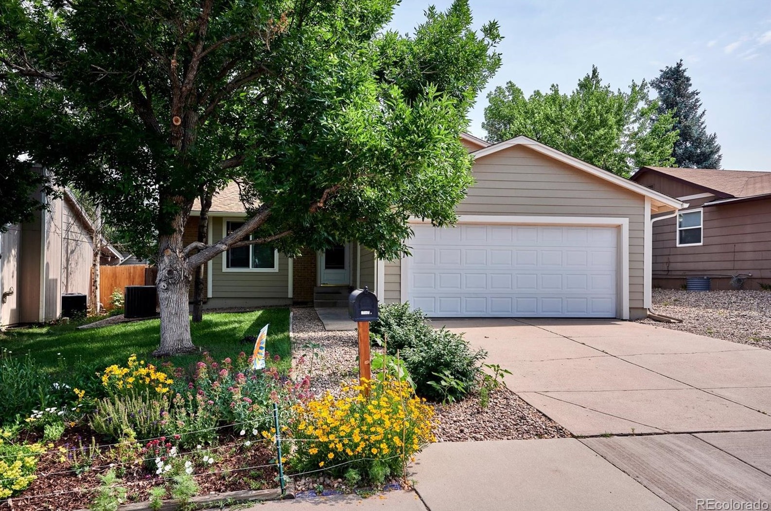 16791 Nassau Dr, Denver CO 80013-2903 exterior