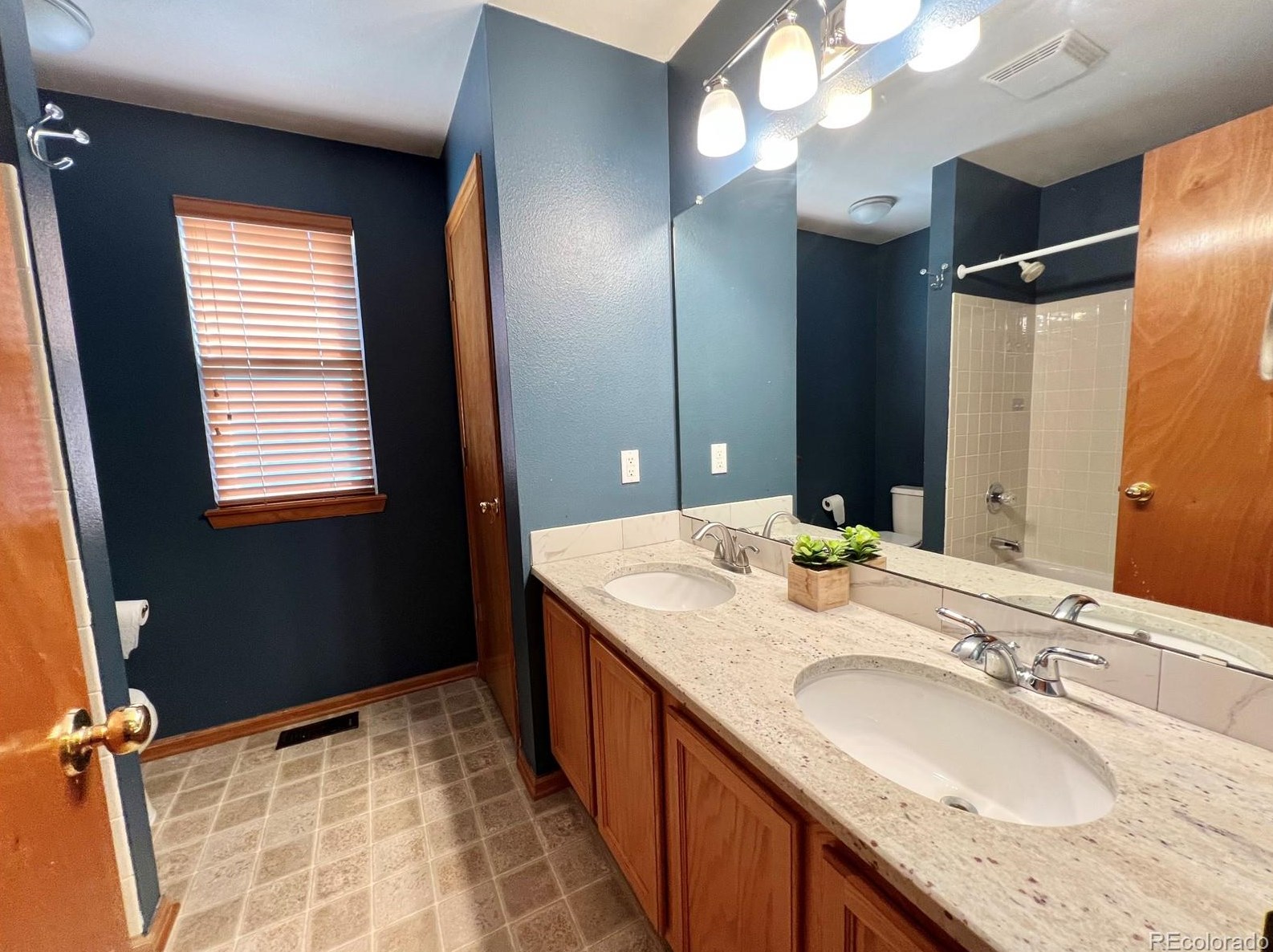 876 Timbervale Trl, Littleton CO 80129-2601 exterior