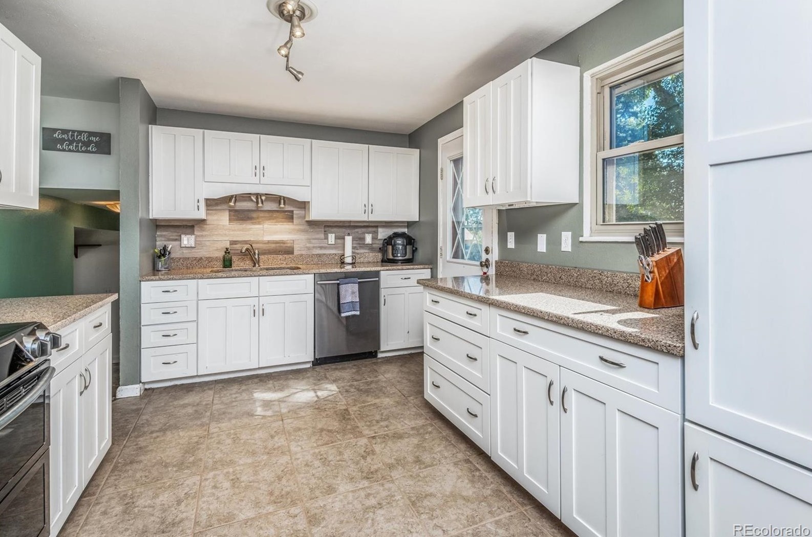 7064 Hinsdale Dr, Littleton CO 80128-4814 exterior