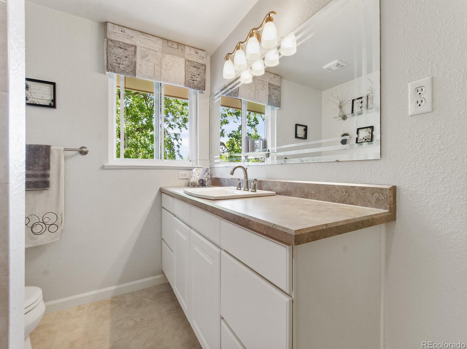 5466 Portland Dr, Littleton CO 80128-3946 exterior