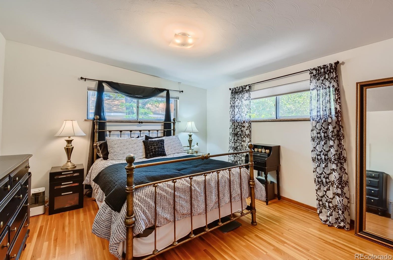 5910 Logan Ct, Littleton CO 80121-1120 exterior