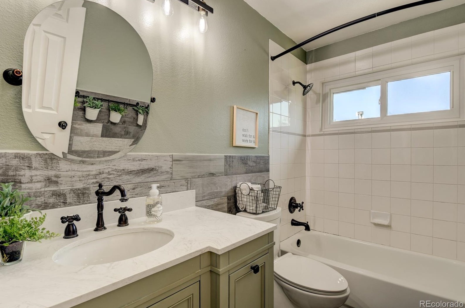 9944 Gwendelyn Pl, Littleton CO 80129-6219 exterior