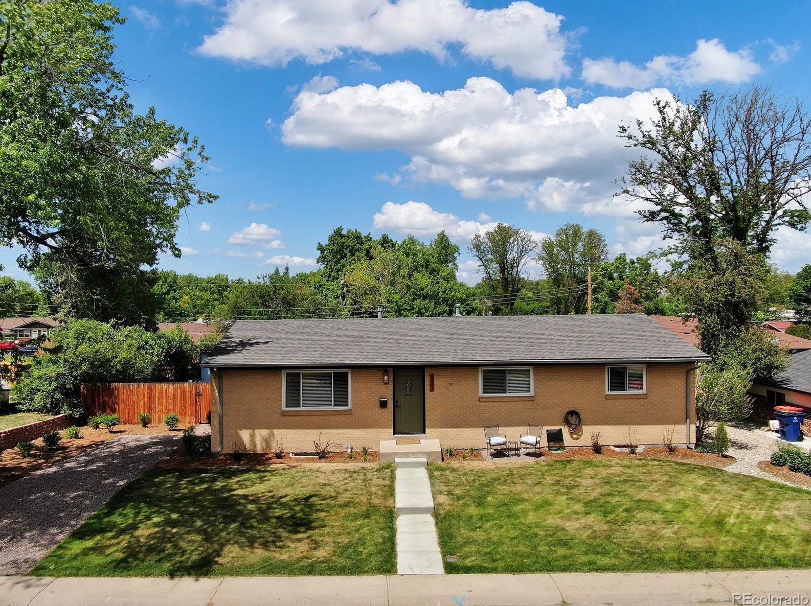 833 Crestline Ave, Littleton CO 80120-1217 exterior