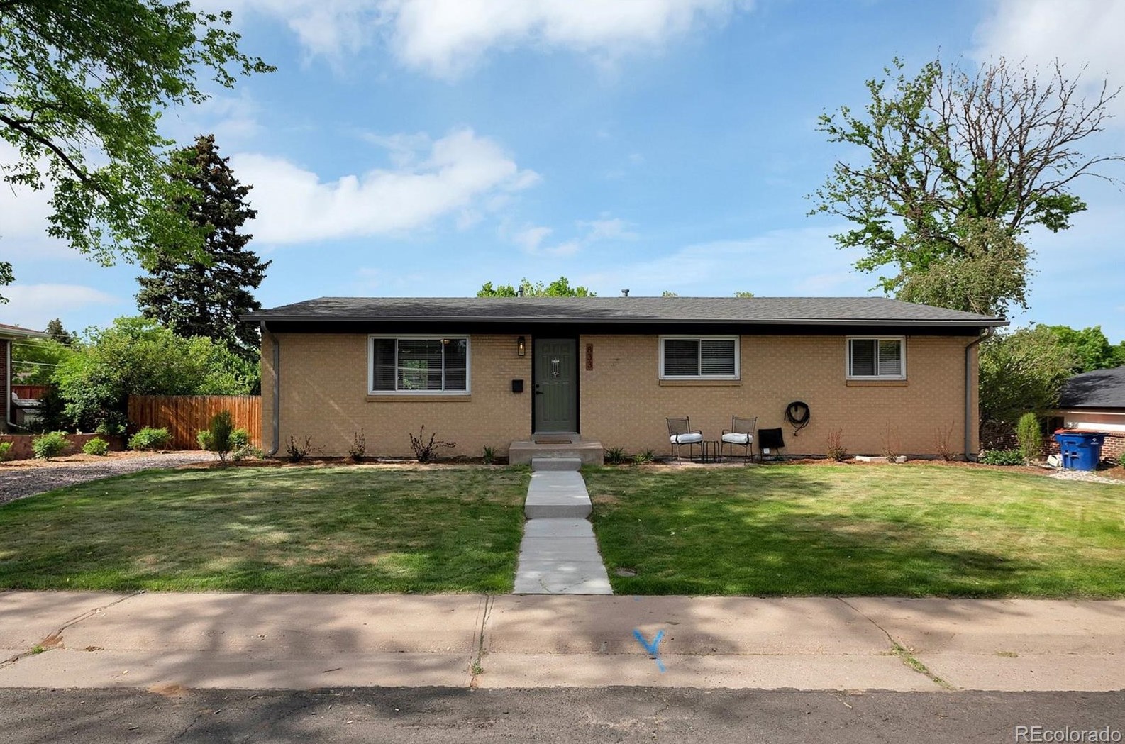 833 Crestline Ave, Littleton CO 80120-1217 exterior