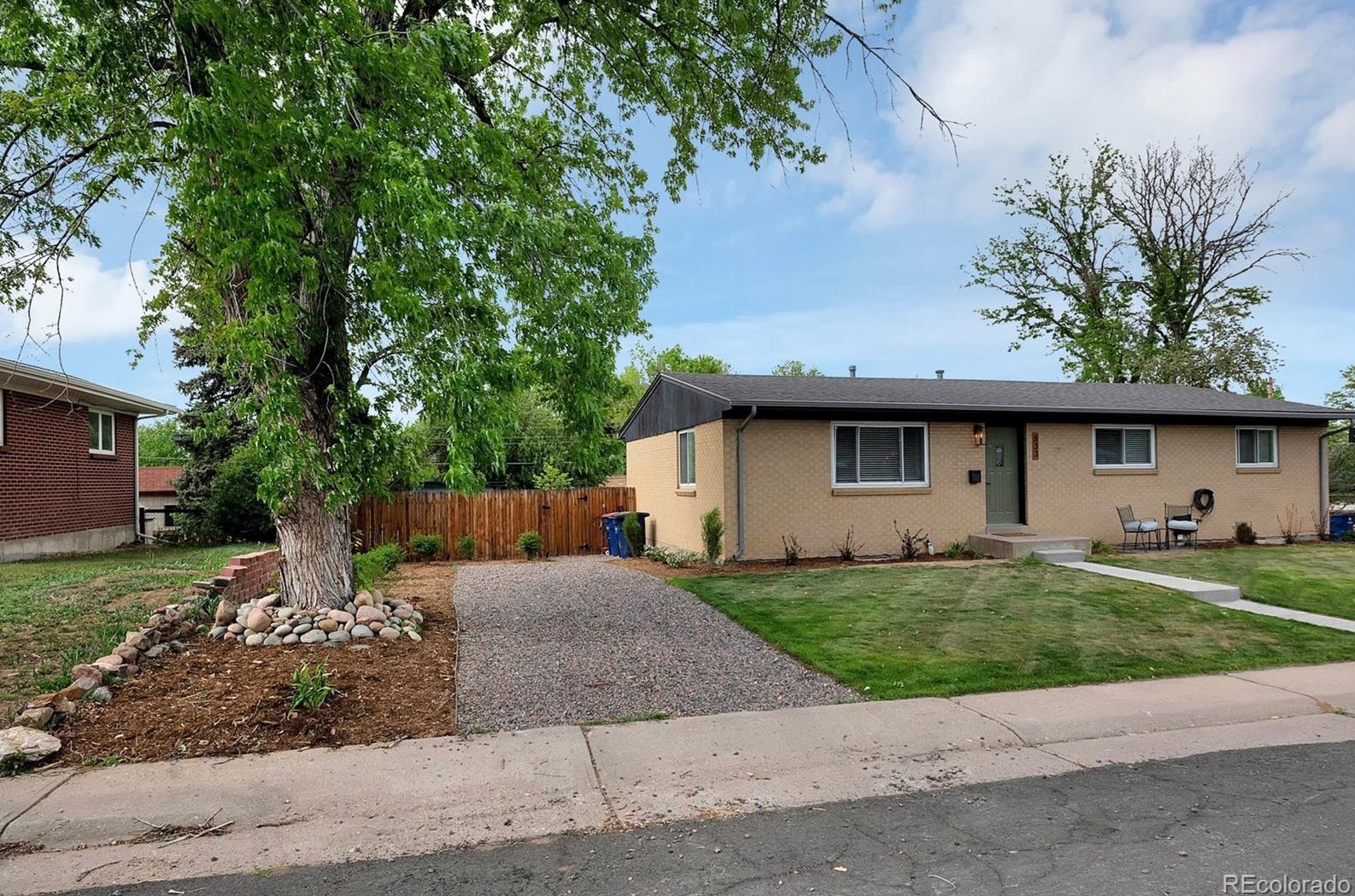 833 Crestline Ave, Littleton CO 80120-1217 exterior