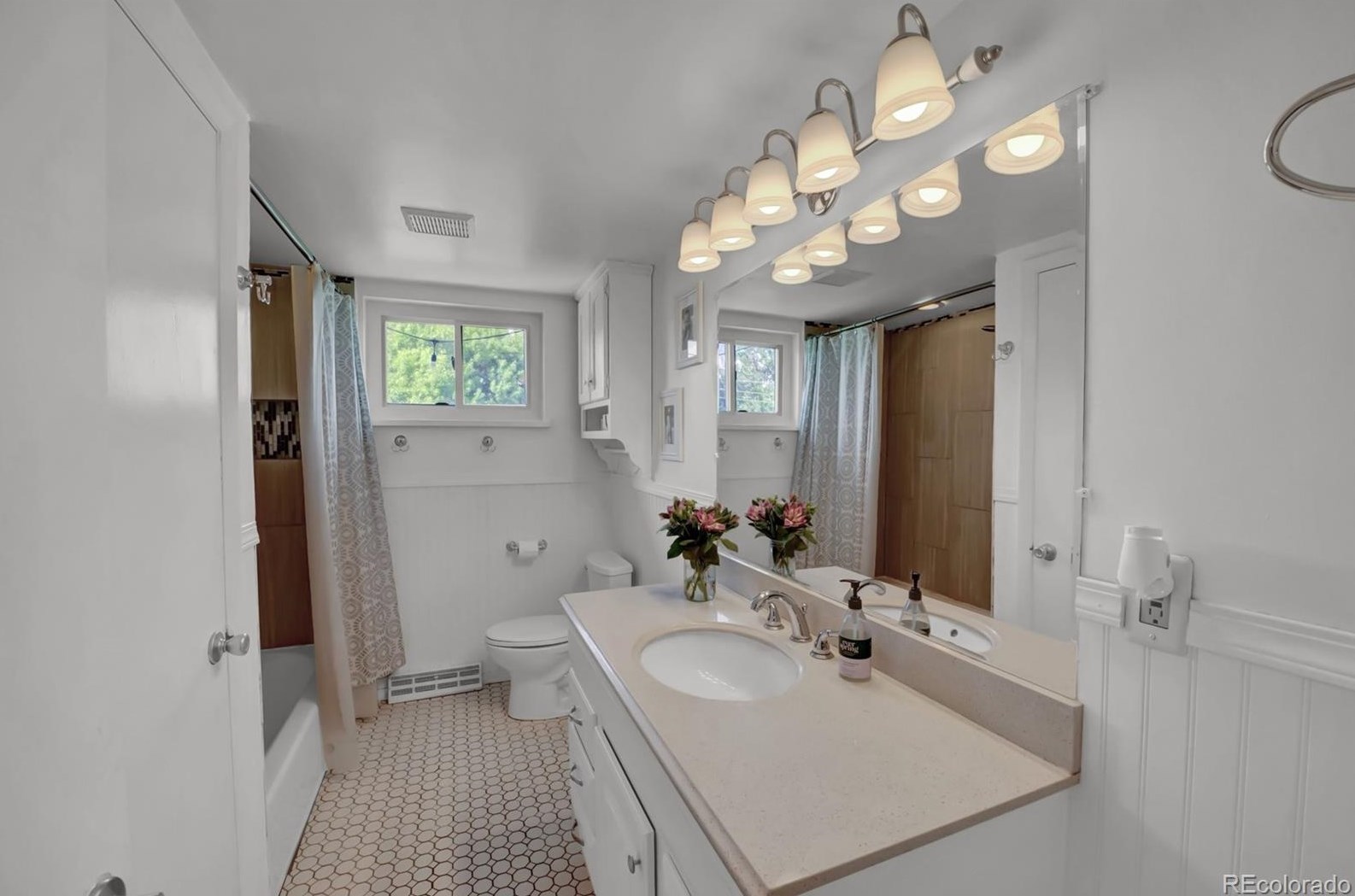 833 Crestline Ave, Littleton CO 80120-1217 exterior