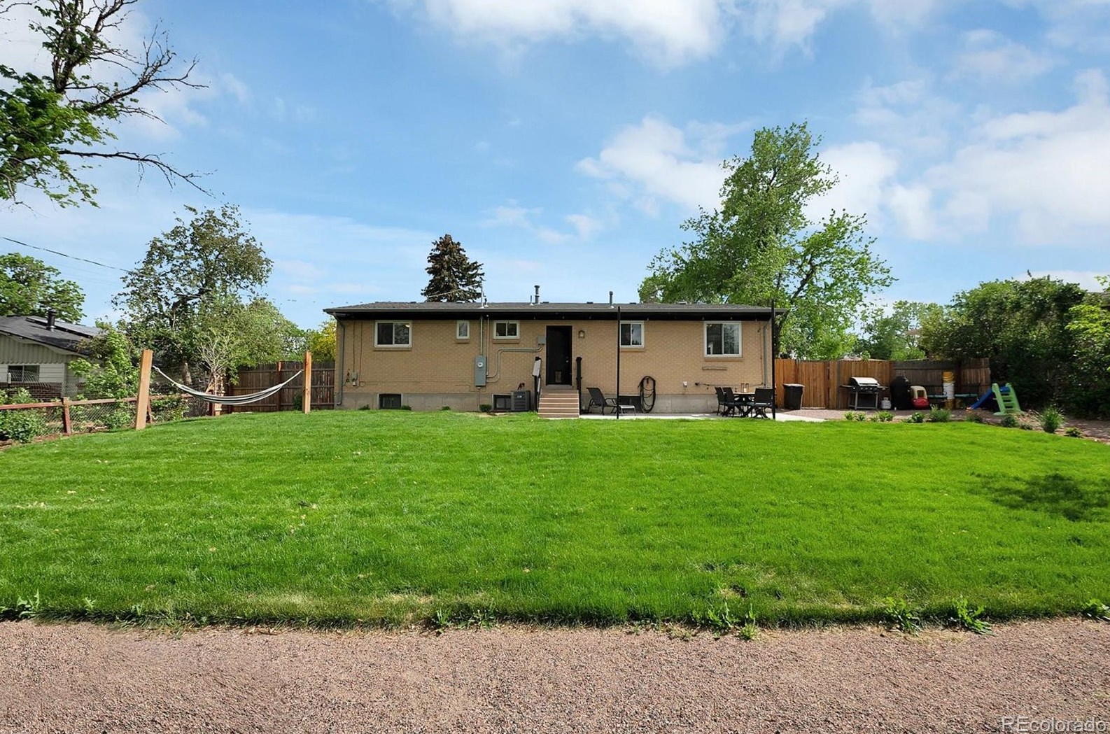 833 Crestline Ave, Littleton CO 80120-1217 exterior