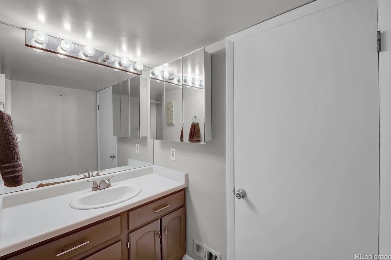 833 Crestline Ave, Littleton CO 80120-1217 exterior