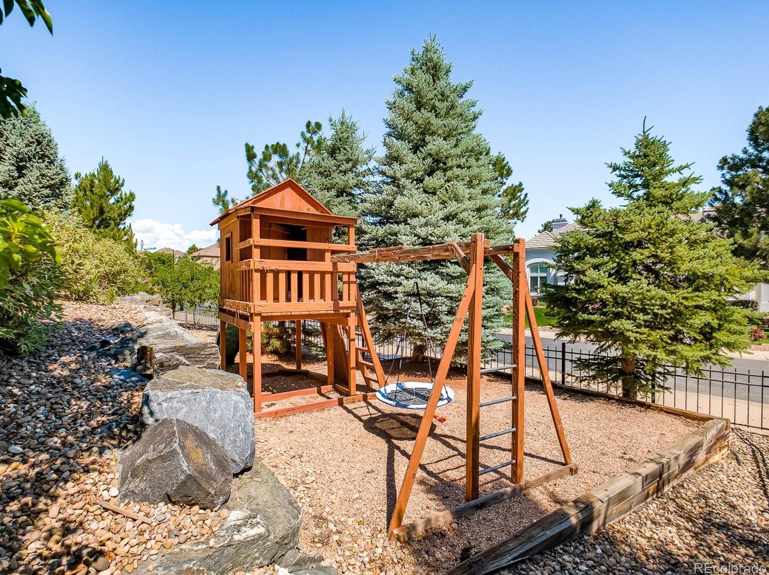 957 Fairchild Dr, Littleton CO 80126-4754 exterior