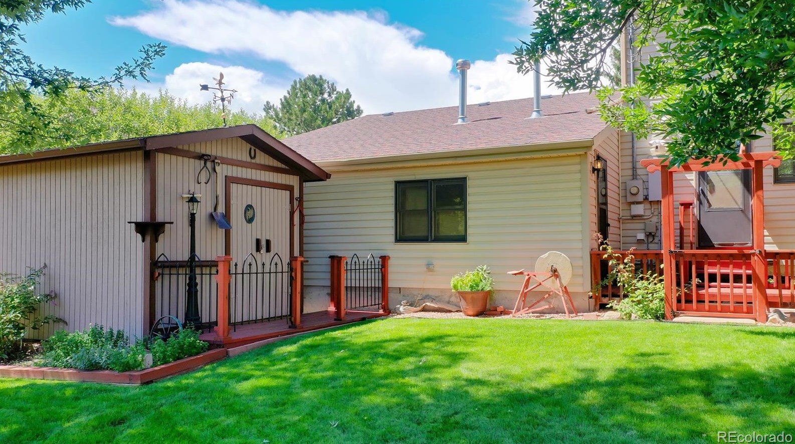 8582 Balsam St, Littleton CO 80128-6218 exterior