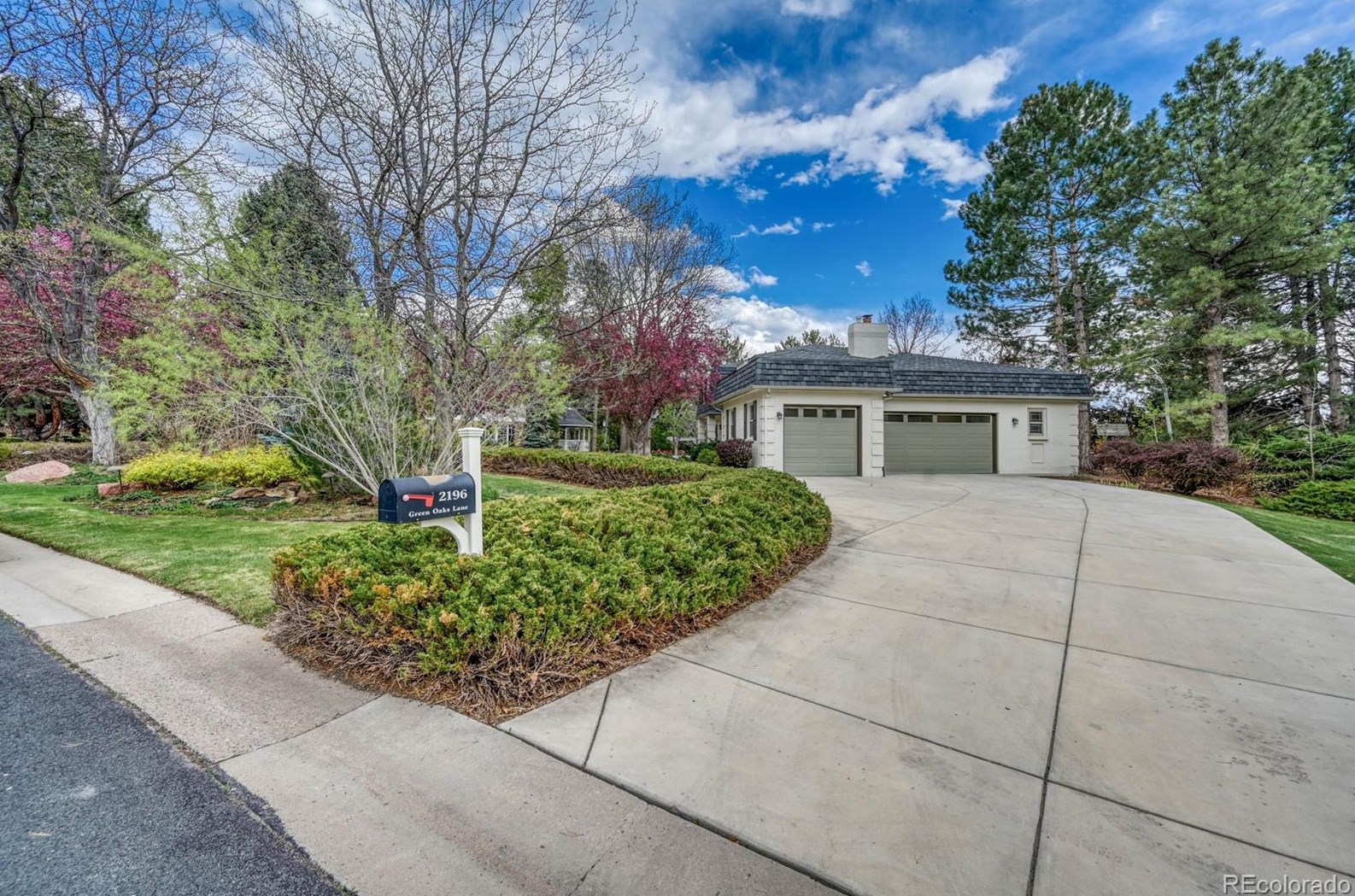 2196 Green Oaks Ln, Littleton, CO 80121-1549