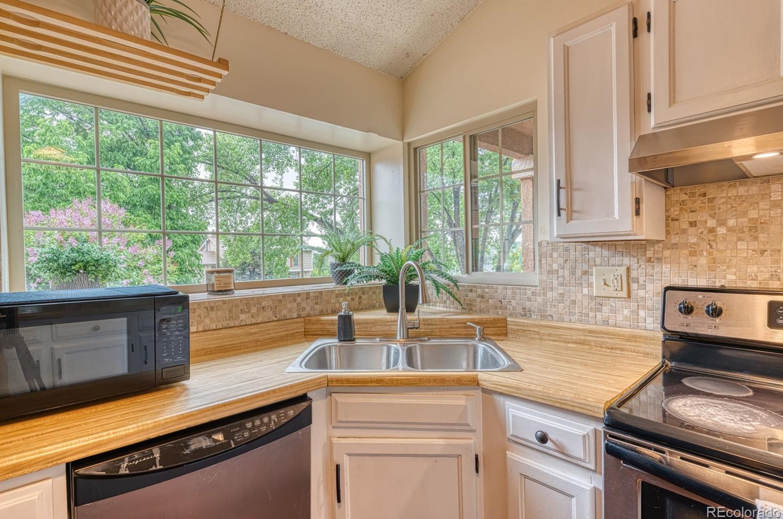 6661 Bugle Dr, Colorado Springs CO 80918-1691 exterior