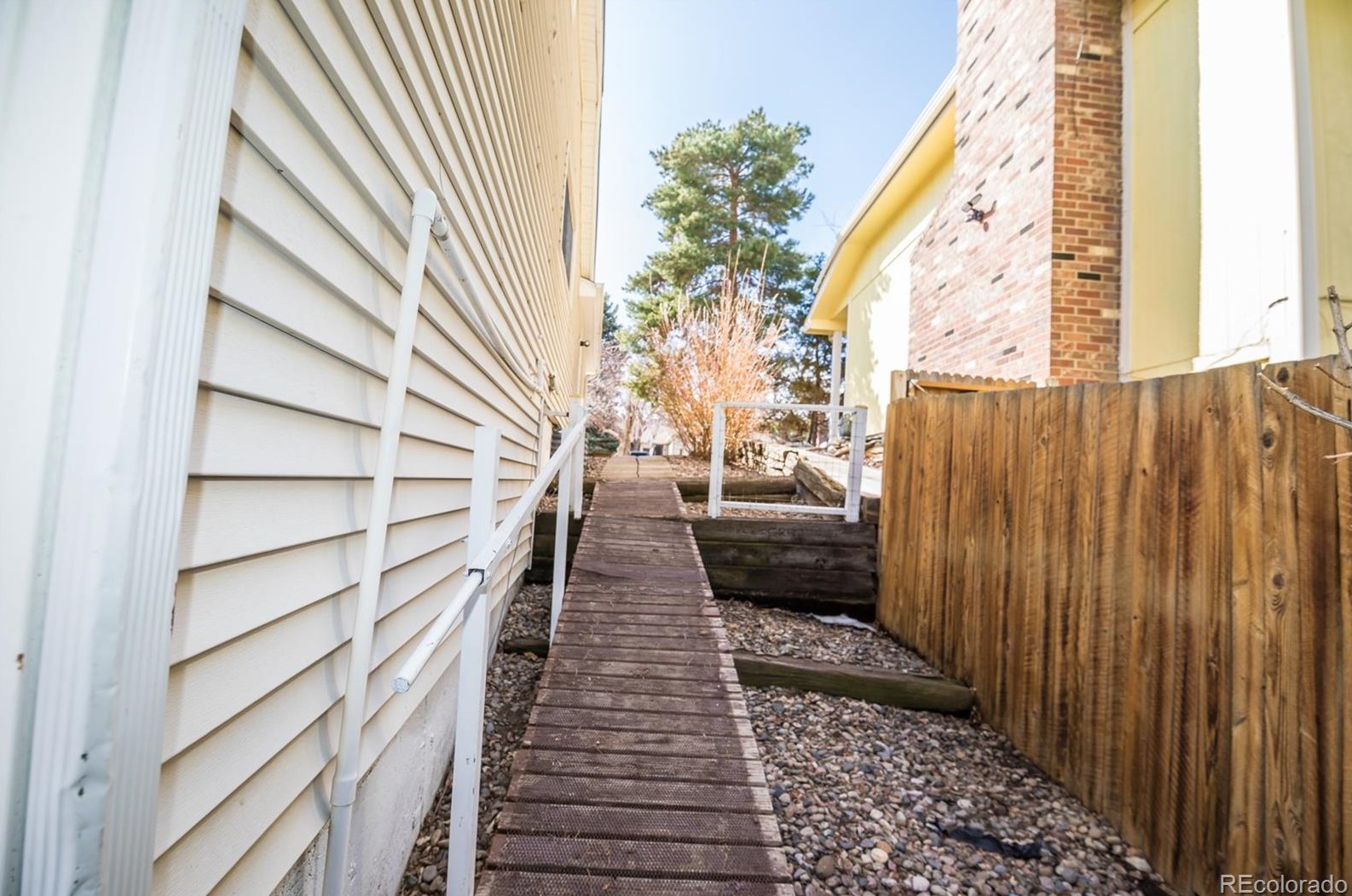 10233 Powers Ave, Littleton CO 80127-1814 exterior