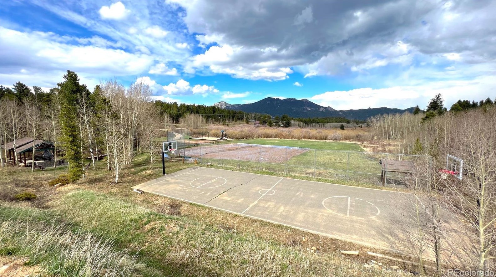 961 Lodge Pole Dr, Arvada CO  80422-8969 exterior