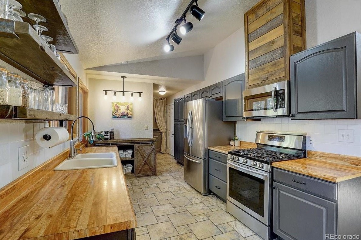 961 Lodge Pole Dr, Arvada CO  80422-8969 exterior