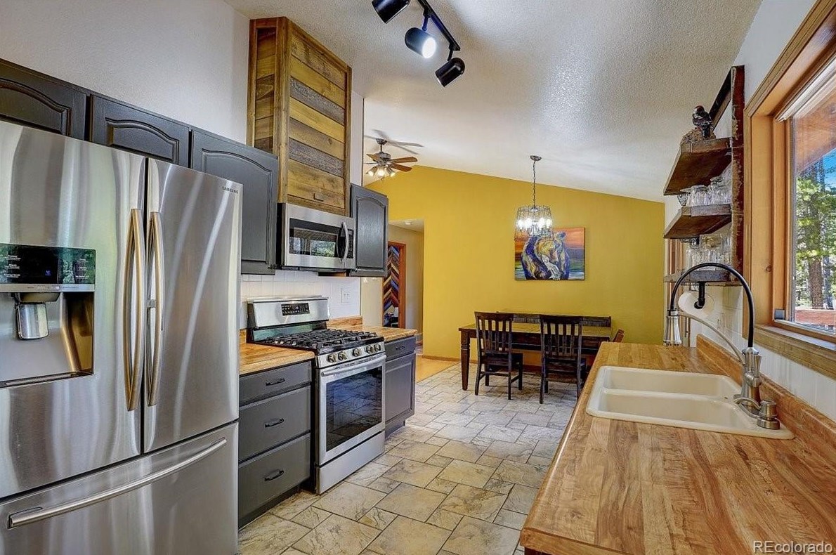 961 Lodge Pole Dr, Arvada CO  80422-8969 exterior