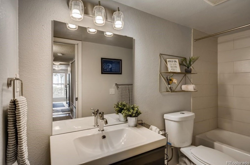 9797 E Peakview Ave #c03, Englewood, CO 80111