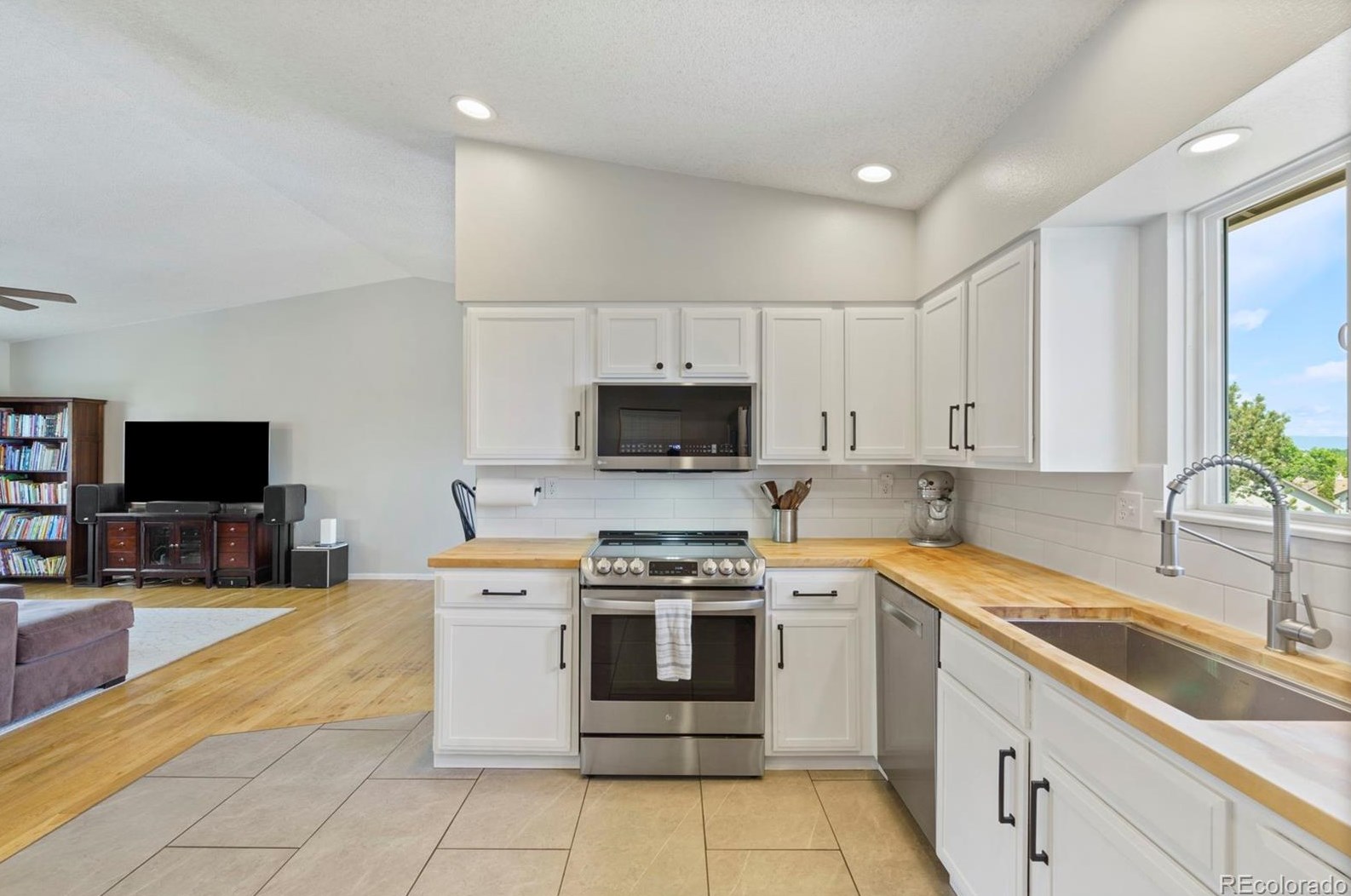 3060 Rhapsody Dr, Colorado Springs CO 80920-4047 exterior