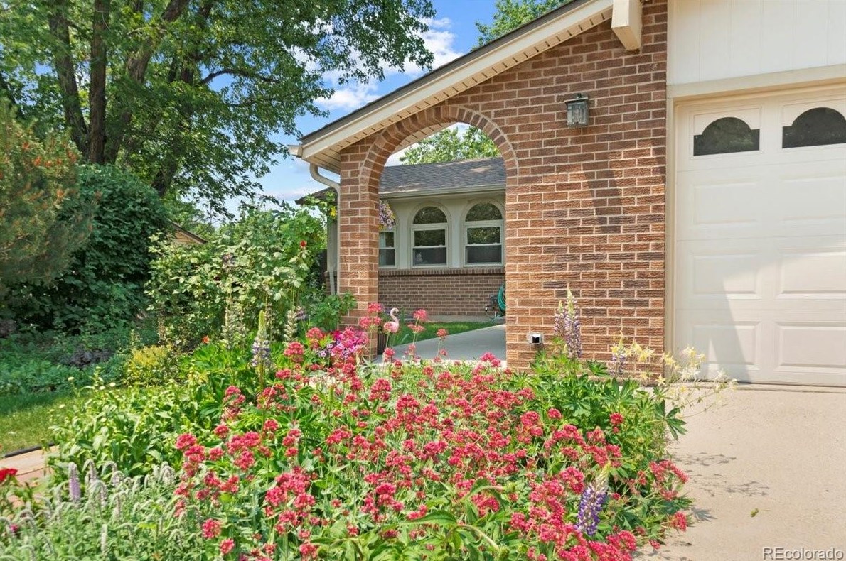 8553 Gray Ct, Arvada, CO 80003-1337