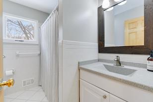 240 Iris St - Photo 4