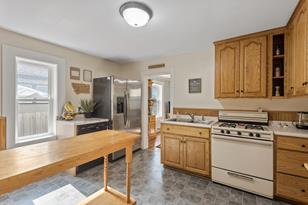 303 Maryland Ave W - Photo 8