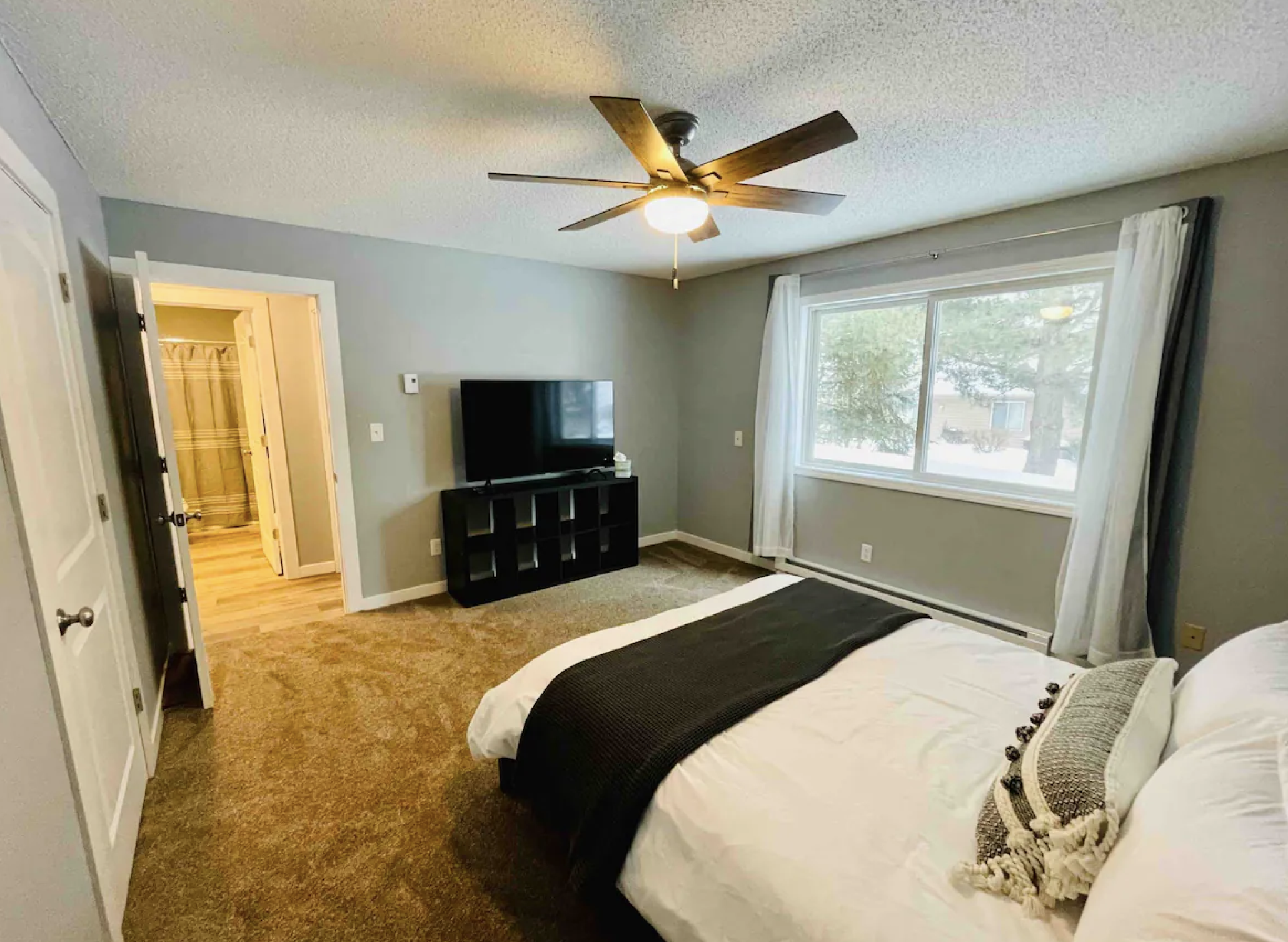 1632 Pinewood Ln, Hudson, WI 54016