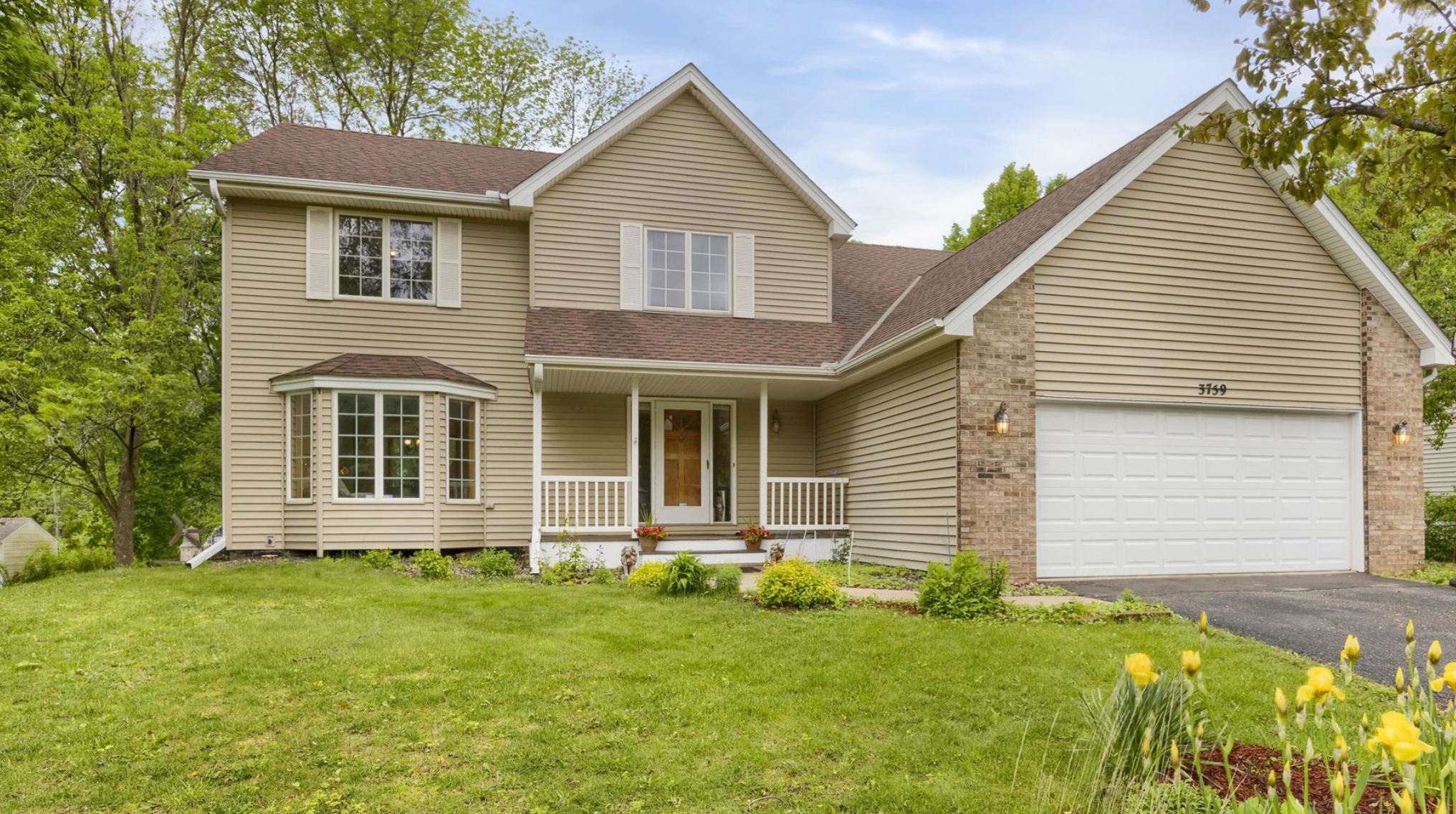 3759 Greensboro Dr, Saint Paul, MN 55123-2242