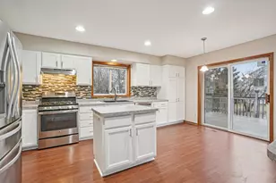 577 Eagle Ridge Rd, Woodbury, MN 55125 - Photo 2