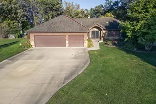 1516 Bay Oaks Dr, Albert Lea, MN 56007 - Photo 2
