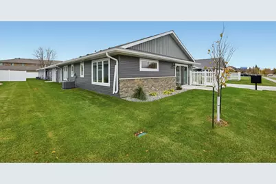 2330 30 Avenue S, Fargo, ND 58104 - Photo 4